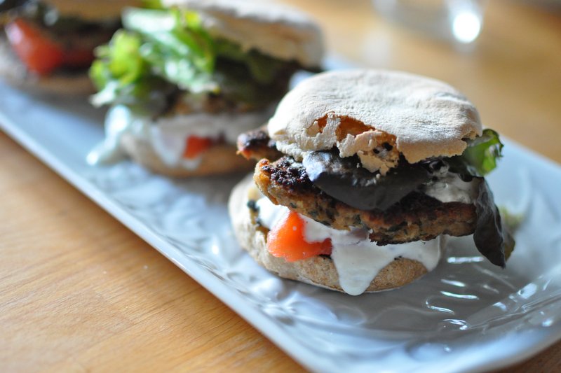 Burger d'Agneau et sa Sauce au Yaourt : Une recette savoureuse pour régaler vos papilles !