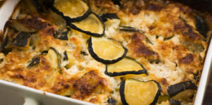 Lire la suite à propos de l’article Cuisinons ensemble un super gratin de courgettes à la chair à saucisse !  facile et rapide